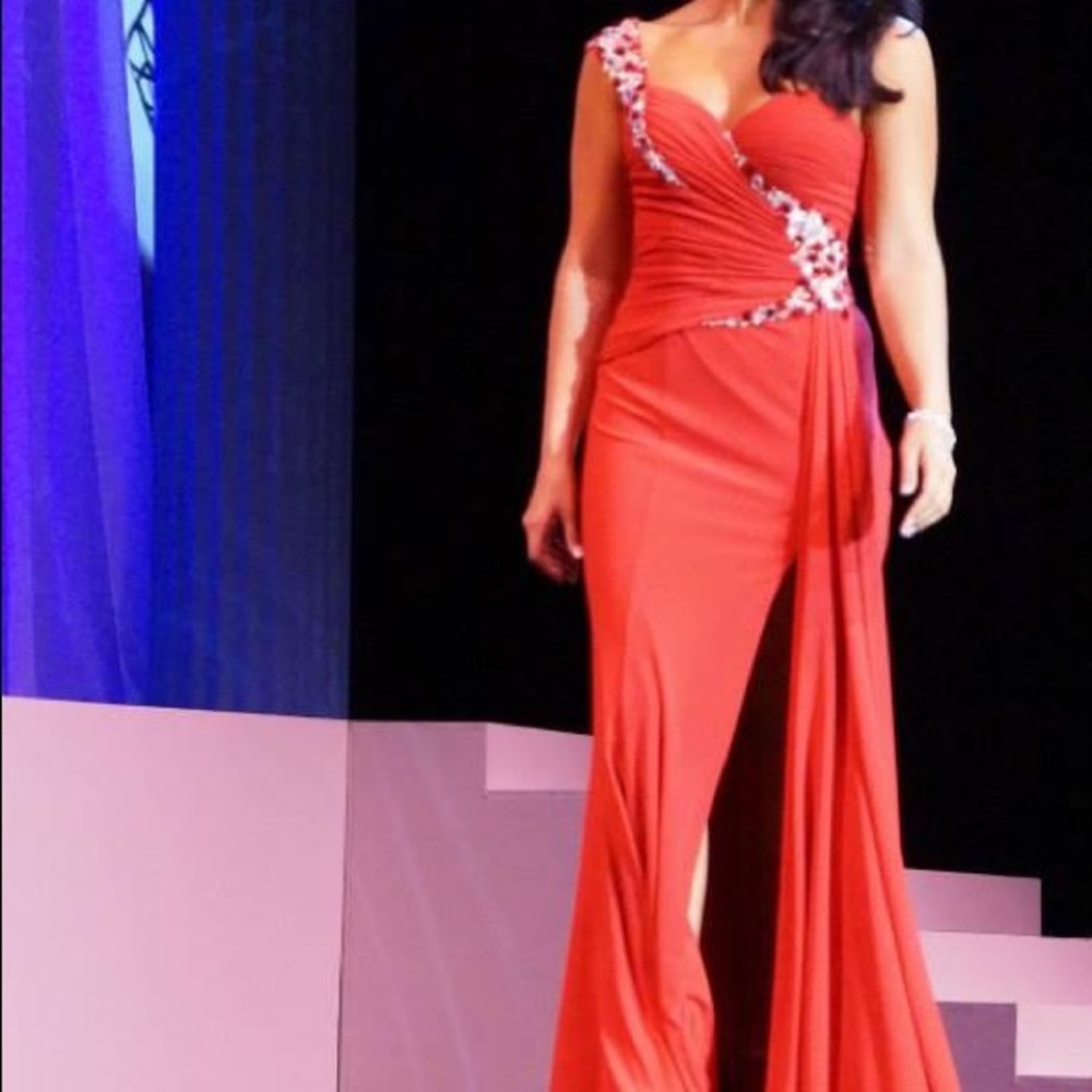 Terani Couture Red One shoulder gown sz 6